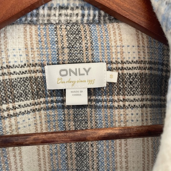 Cropped shacket. Perfect seasonal transition piece. - Picture 4 of 6